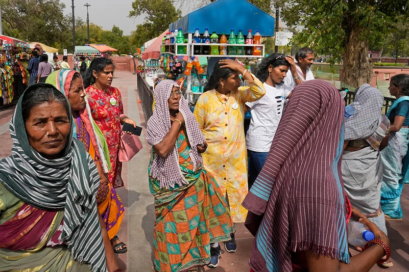Tourists at Delhi during a hot summer day